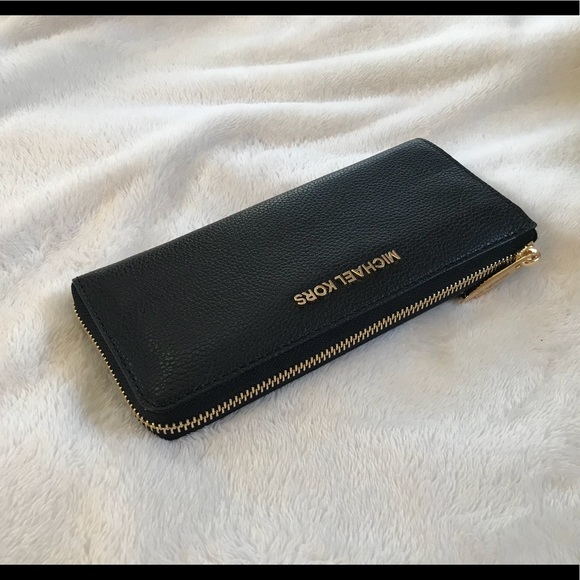 Micheal Kors Jet Set  Three Qtr Zip Wallet NWT - Picture 4 of 6